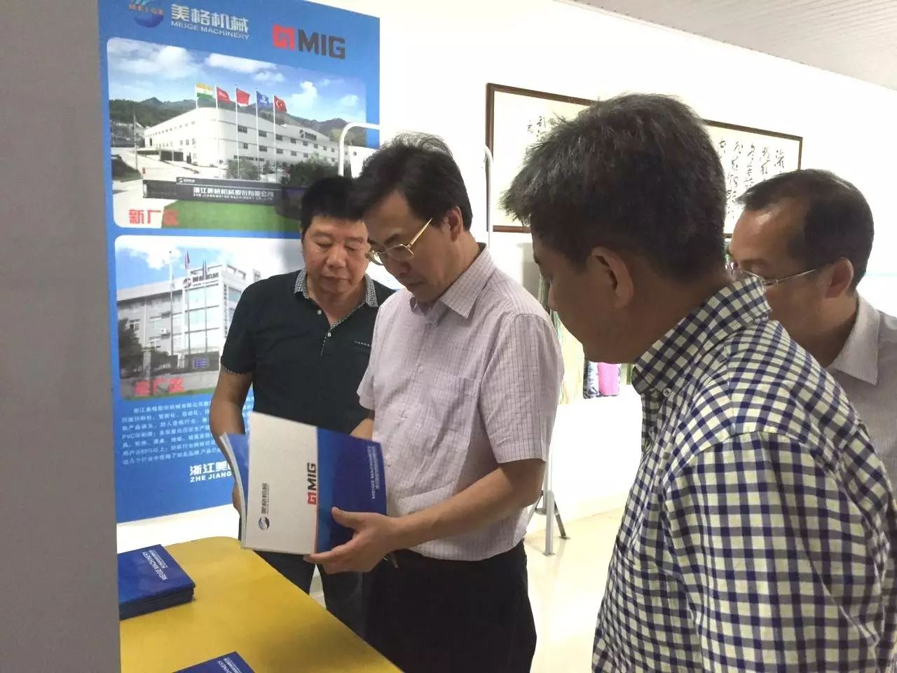O diretor Hong Qinghua, da Comissão Municipal de Economia e Tecnologia da Informação de Hangzhou, visitou a empresa para pesquisa