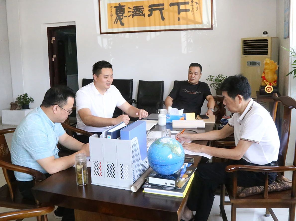 Xu Yang, vice-diretor do Departamento de Promoção de Investimentos da Zona de Desenvolvimento Econômico de Jiangsu Siyang, visitou a Zhejiang Meige Machinery para pesquisa e inspeção