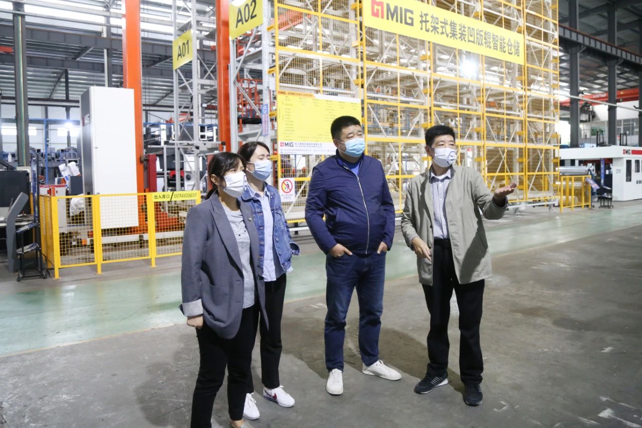 Lv Yunfeng, vice-diretor do Departamento Distrital de Economia e Tecnologia da Informação de Lin'an, e sua delegação visitaram nossa empresa para investigar o projeto de criação de informatização digital na Internet industrial